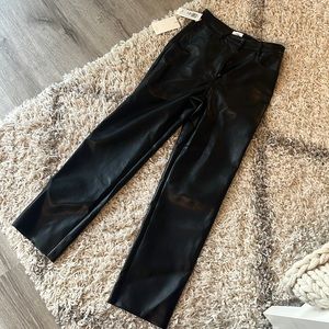 Aritzia Melina pants. Black, size 0, short. Never worn, tags still on